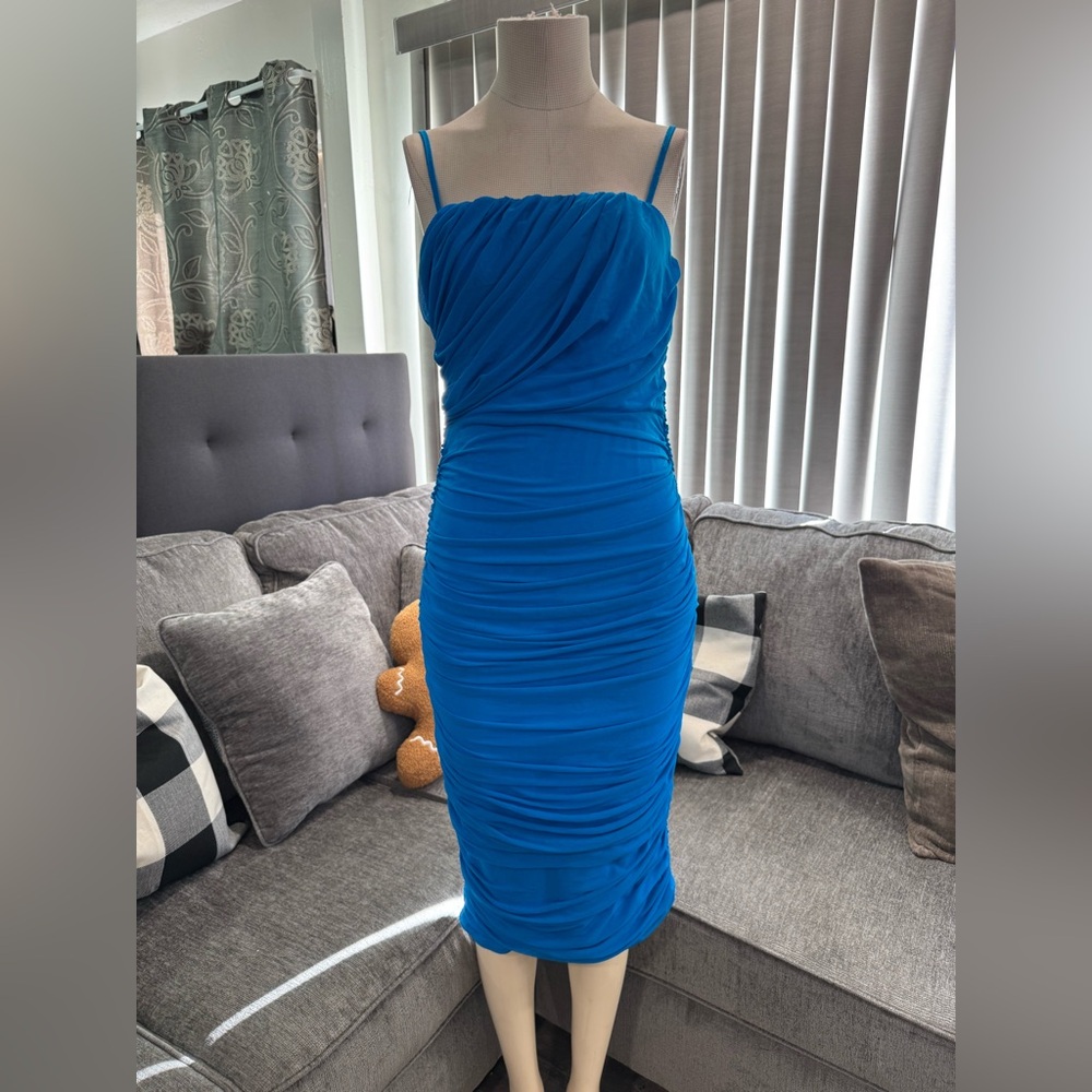 🍒BUNDLE 2 ITEMS FOR $8✨

🌸AMTIOUS blue solid ruched tube dress ✨